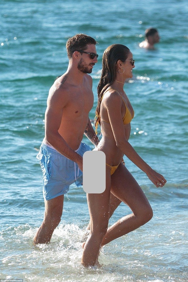 Thủ môn Đức Kevin Trapp diễn 'cảnh nóng' với hôn thê gợi cảm trên biển - ảnh 12