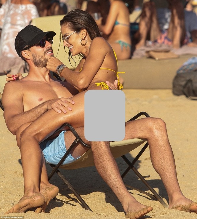 Thủ môn Đức Kevin Trapp diễn 'cảnh nóng' với hôn thê gợi cảm trên biển - ảnh 6