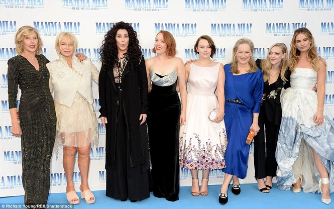 ‘Điệp viên 007’ Pierce Brosnan tái ngộ dàn người đẹp Mamma Mia - ảnh 27