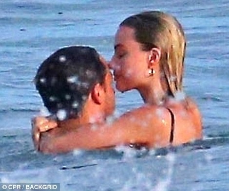 Vợ chồng mỹ nhân phim ‘Suicide Squad’ Margot Robbie ngọt ngào ở biển - ảnh 11