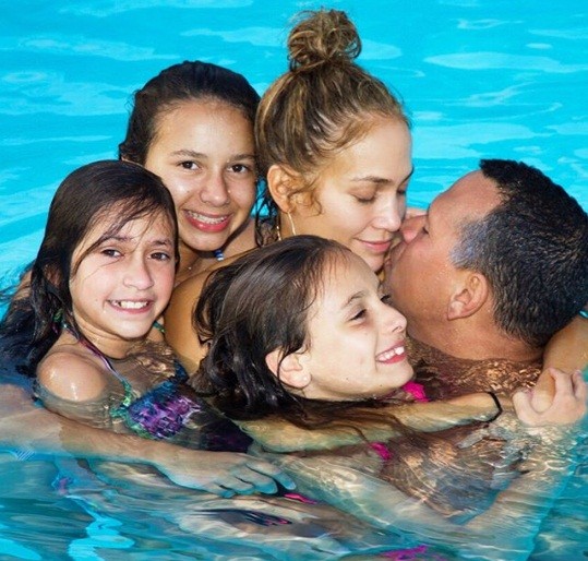 Jennifer Lopez rực lửa đón sinh nhật tuổi 49 bên bồ trẻ - ảnh 11