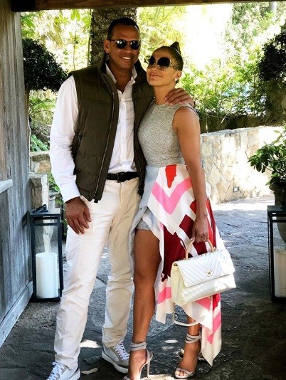 Jennifer Lopez rực lửa đón sinh nhật tuổi 49 bên bồ trẻ - ảnh 10