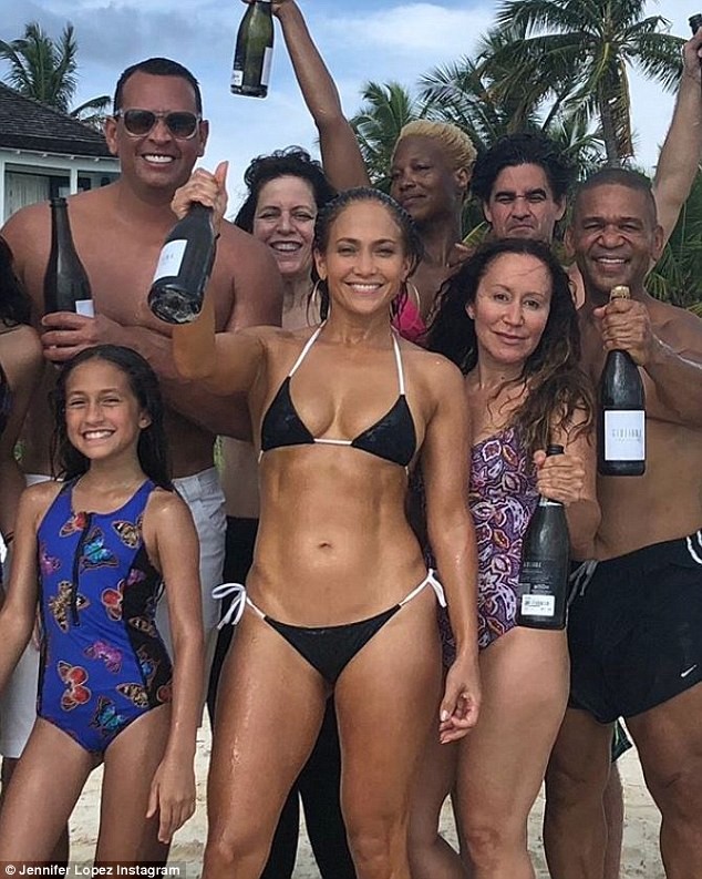 Jennifer Lopez rực lửa đón sinh nhật tuổi 49 bên bồ trẻ - ảnh 1
