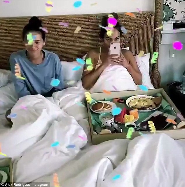 Jennifer Lopez rực lửa đón sinh nhật tuổi 49 bên bồ trẻ - ảnh 4