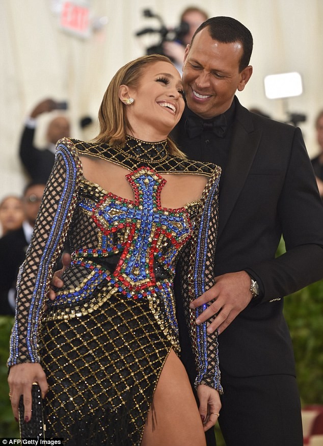 Jennifer Lopez rực lửa đón sinh nhật tuổi 49 bên bồ trẻ - ảnh 6