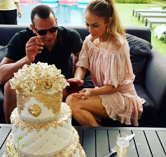 Jennifer Lopez rực lửa đón sinh nhật tuổi 49 bên bồ trẻ - ảnh 7
