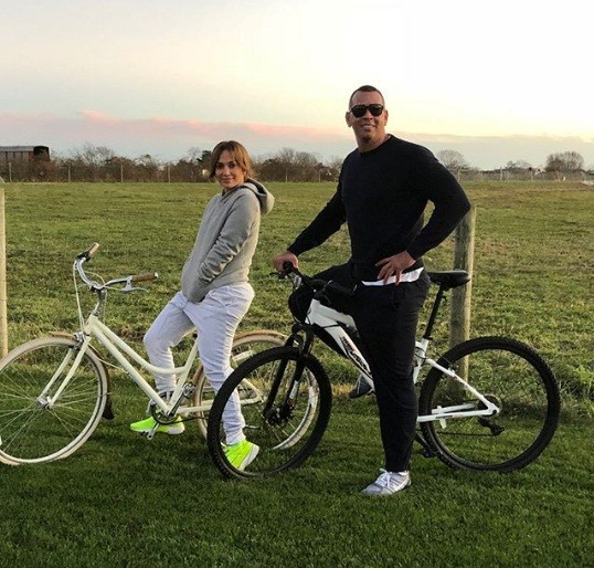 Jennifer Lopez rực lửa đón sinh nhật tuổi 49 bên bồ trẻ - ảnh 8