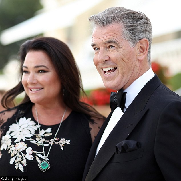 Vợ chồng ‘điệp viên 007’ Pierce Brosnan bình yên nắm tay nhau đạp xe - ảnh 5