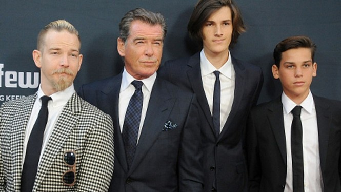 Vợ chồng ‘điệp viên 007’ Pierce Brosnan bình yên nắm tay nhau đạp xe - ảnh 8