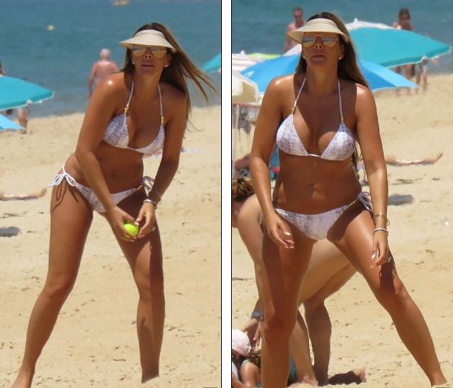 Vợ John Terry bikini bốc lửa tắm biển cùng chồng con ở Bồ Đào Nha - ảnh 4