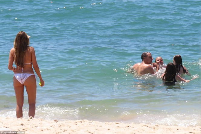 Vợ John Terry bikini bốc lửa tắm biển cùng chồng con ở Bồ Đào Nha - ảnh 7