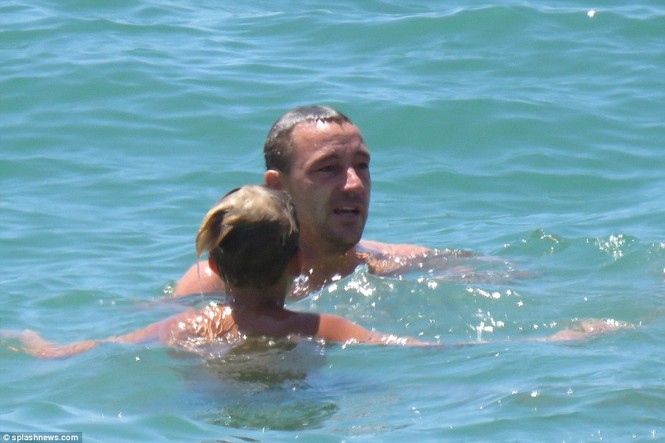 Vợ John Terry bikini bốc lửa tắm biển cùng chồng con ở Bồ Đào Nha - ảnh 8