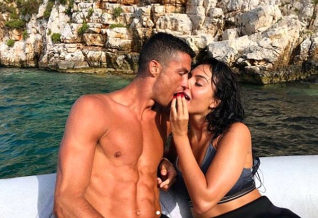 Cô bồ Ronaldo chân dài quyến rũ ở Milan - ảnh 15