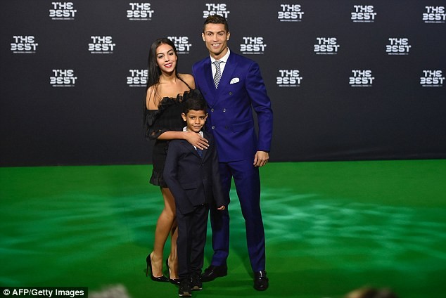 Cô bồ Ronaldo chân dài quyến rũ ở Milan - ảnh 16