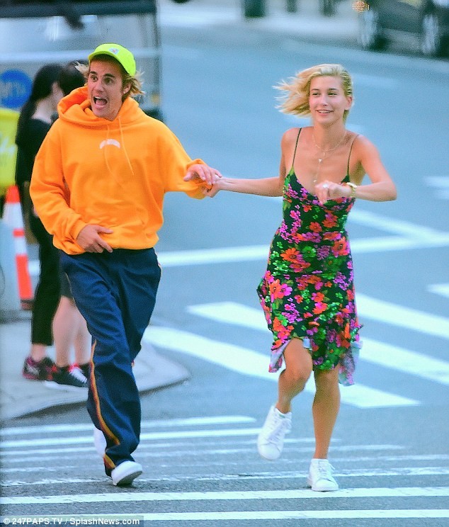 Justin Bieber - Hailey Baldwin ‘vò đầu bứt tóc’ khi ở bên nhau - ảnh 10