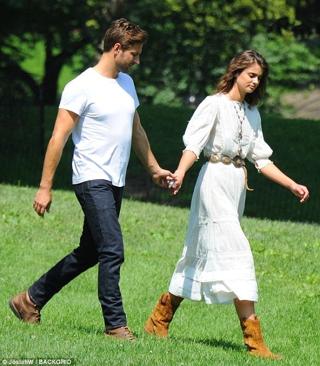 Thiên thần nội y Taylor Hill hôn người yêu nồng nàn trên phố - ảnh 1