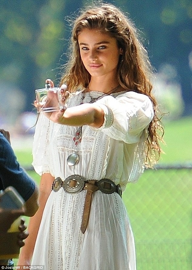Thiên thần nội y Taylor Hill hôn người yêu nồng nàn trên phố - ảnh 4