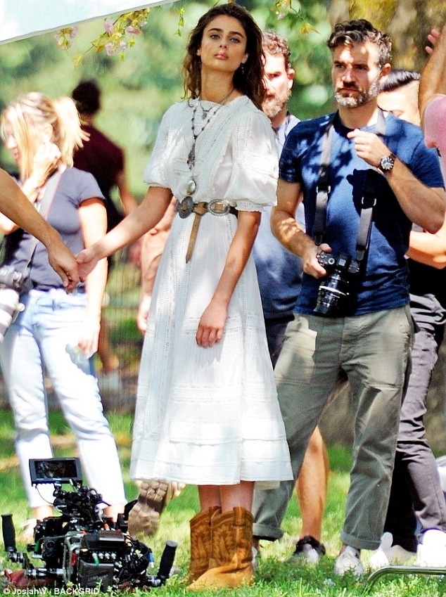 Thiên thần nội y Taylor Hill hôn người yêu nồng nàn trên phố - ảnh 5