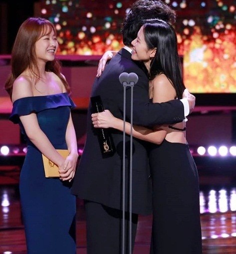 ‘Chị đẹp’ Son Ye Jin ‘thắt đáy lưng ong’ với đầm yếm hút mắt - ảnh 5