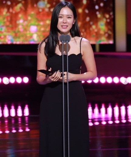 ‘Chị đẹp’ Son Ye Jin ‘thắt đáy lưng ong’ với đầm yếm hút mắt - ảnh 6