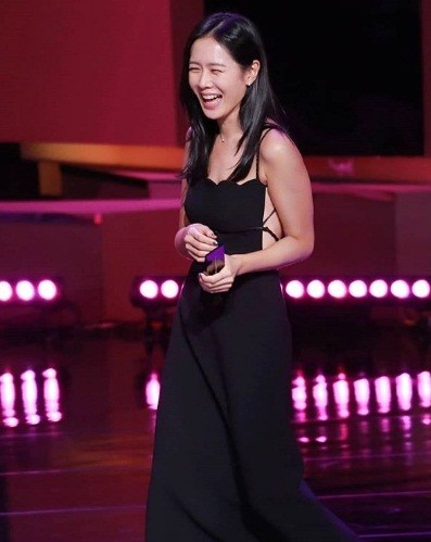 ‘Chị đẹp’ Son Ye Jin ‘thắt đáy lưng ong’ với đầm yếm hút mắt - ảnh 7