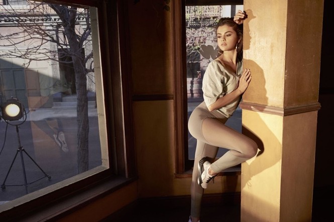 Selena Gomez nóng bỏng hút hồn, lấp ló ngực đầy - ảnh 10