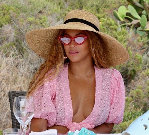 Beyonce siêu gợi cảm sánh đôi chồng trong sinh nhật ở Ý - ảnh 1