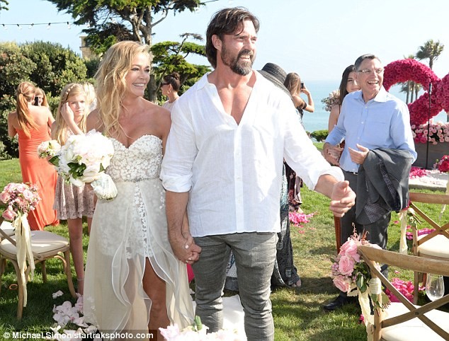 Cô đào 'bốc lửa' Denise Richards trẻ đẹp khi tái hôn ở tuổi 47 - ảnh 5