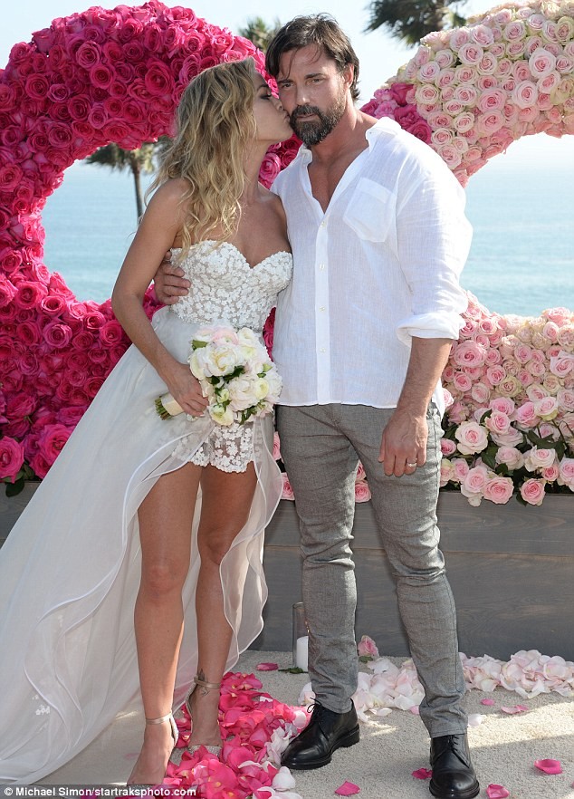 Cô đào 'bốc lửa' Denise Richards trẻ đẹp khi tái hôn ở tuổi 47 - ảnh 7