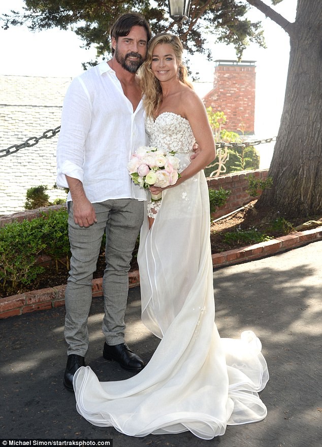 Cô đào 'bốc lửa' Denise Richards trẻ đẹp khi tái hôn ở tuổi 47 - ảnh 9