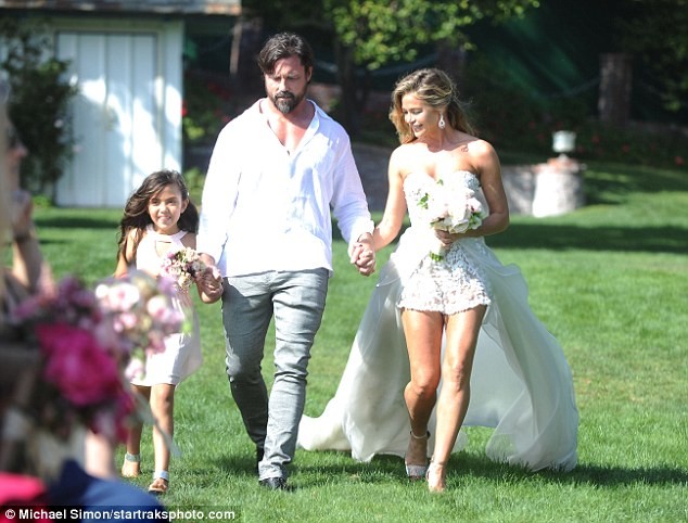 Cô đào 'bốc lửa' Denise Richards trẻ đẹp khi tái hôn ở tuổi 47 - ảnh 8