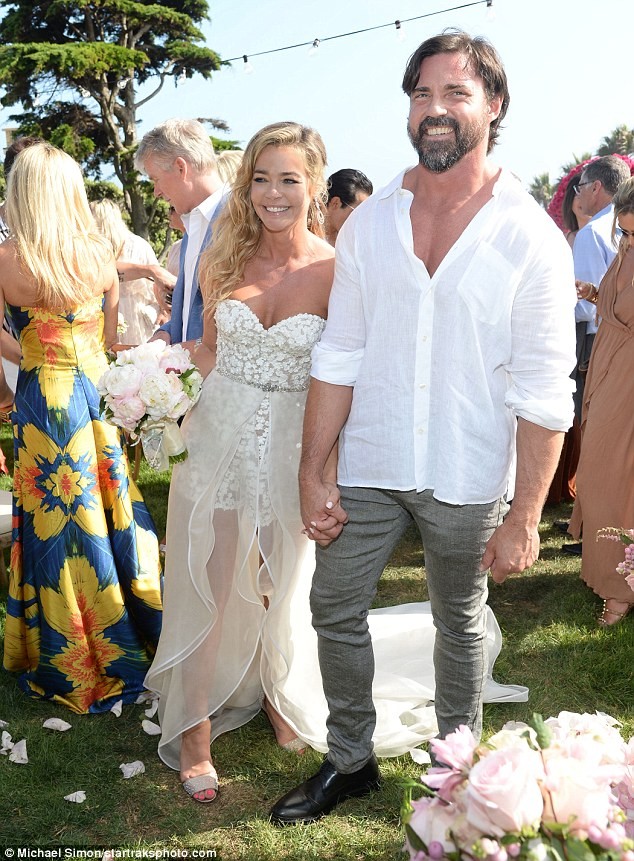 Cô đào 'bốc lửa' Denise Richards trẻ đẹp khi tái hôn ở tuổi 47 - ảnh 10