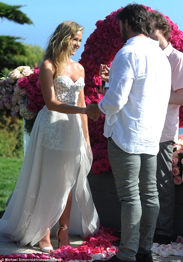 Cô đào 'bốc lửa' Denise Richards trẻ đẹp khi tái hôn ở tuổi 47 - ảnh 11