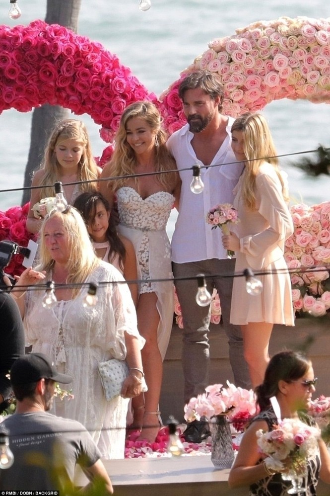 Cô đào 'bốc lửa' Denise Richards trẻ đẹp khi tái hôn ở tuổi 47 - ảnh 14