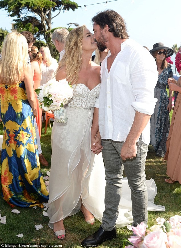 Cô đào 'bốc lửa' Denise Richards trẻ đẹp khi tái hôn ở tuổi 47 - ảnh 13