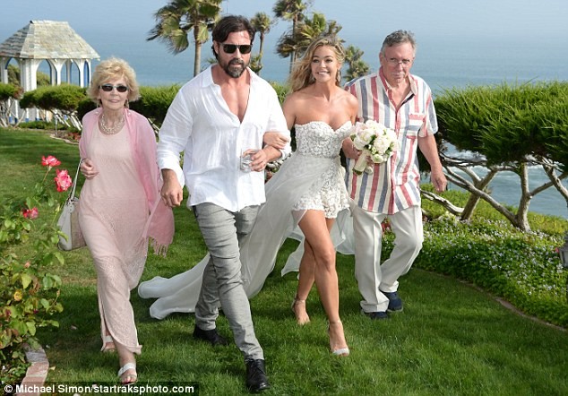 Cô đào 'bốc lửa' Denise Richards trẻ đẹp khi tái hôn ở tuổi 47 - ảnh 22