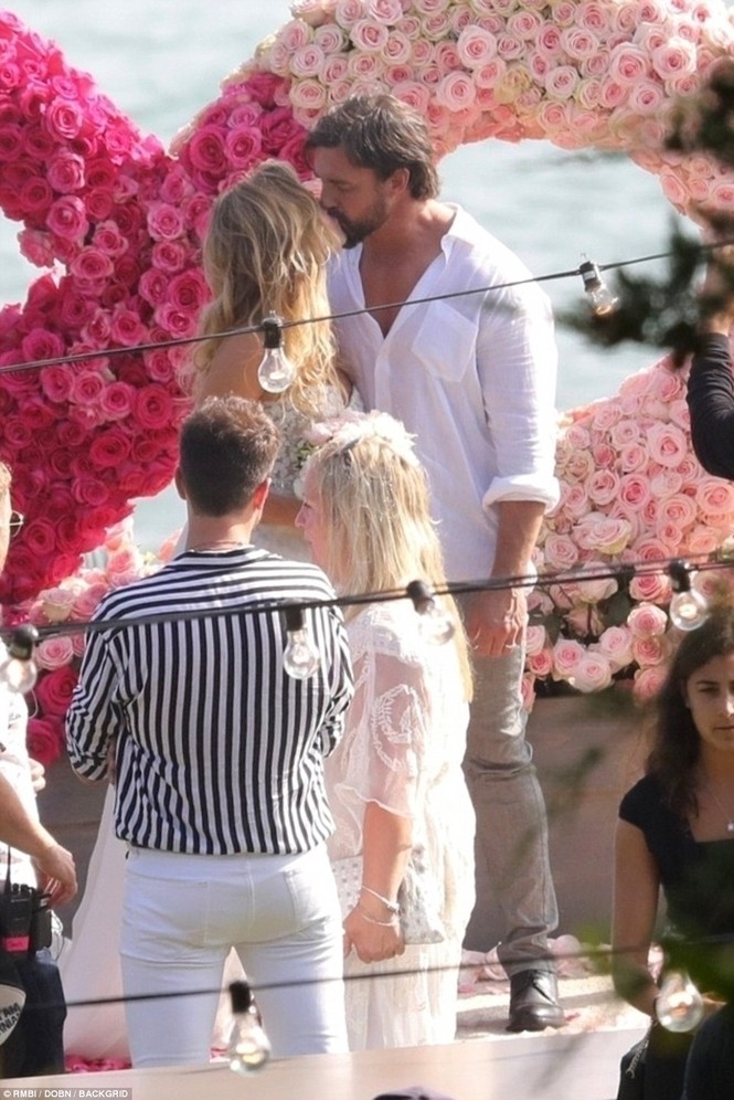 Cô đào 'bốc lửa' Denise Richards trẻ đẹp khi tái hôn ở tuổi 47 - ảnh 15