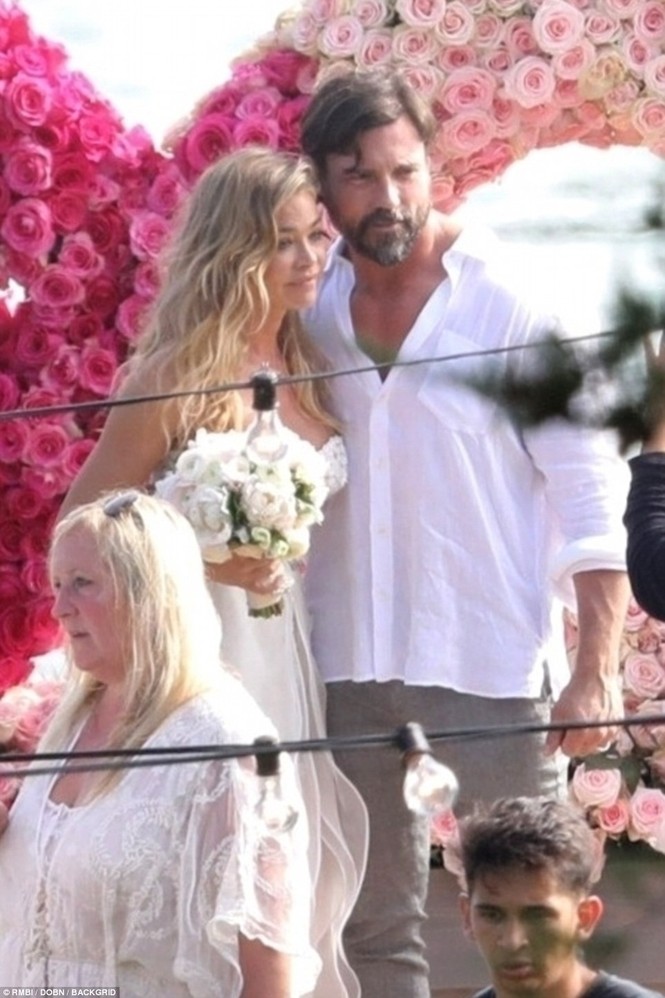 Cô đào 'bốc lửa' Denise Richards trẻ đẹp khi tái hôn ở tuổi 47 - ảnh 16