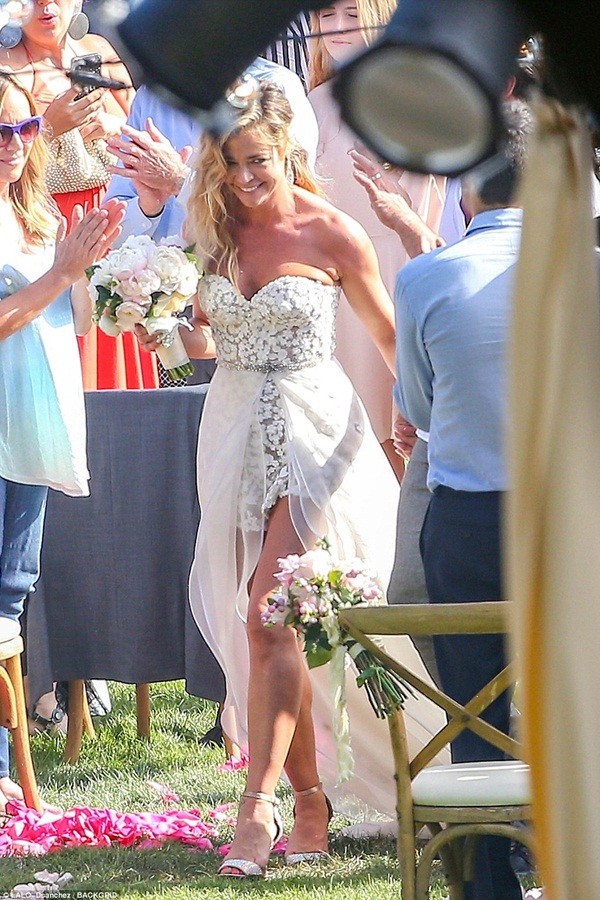 Cô đào 'bốc lửa' Denise Richards trẻ đẹp khi tái hôn ở tuổi 47 - ảnh 17