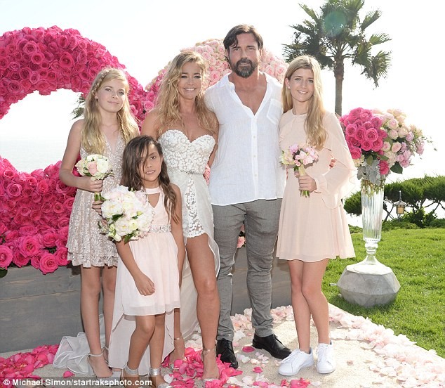 Cô đào 'bốc lửa' Denise Richards trẻ đẹp khi tái hôn ở tuổi 47 - ảnh 20