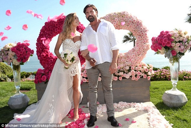 Cô đào 'bốc lửa' Denise Richards trẻ đẹp khi tái hôn ở tuổi 47 - ảnh 21