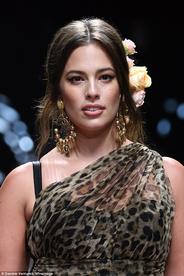 Minh tinh Ý Monica Bellucci đẹp hút hồn bên các ‘chân dài’ mỹ nữ - ảnh 8