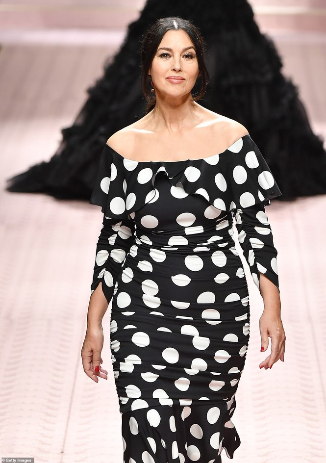Minh tinh Ý Monica Bellucci đẹp hút hồn bên các ‘chân dài’ mỹ nữ - ảnh 2