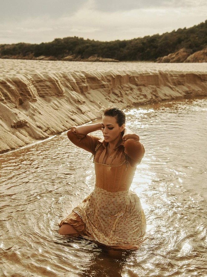 Người đẹp ngoại cỡ Ashley Graham hóa thành nữ thần đồng quê gợi tình - ảnh 11
