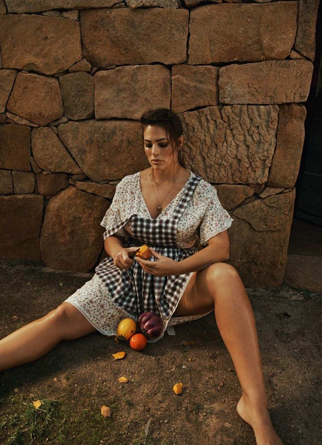 Người đẹp ngoại cỡ Ashley Graham hóa thành nữ thần đồng quê gợi tình - ảnh 17