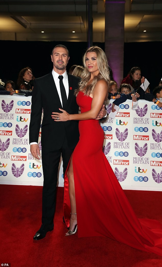 Diễn viên truyền hình Anh Chloe Sims o ép ‘vòng 1’ ngoại cỡ - ảnh 23