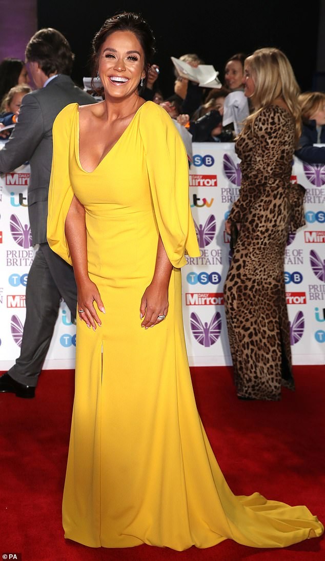 Diễn viên truyền hình Anh Chloe Sims o ép ‘vòng 1’ ngoại cỡ - ảnh 20