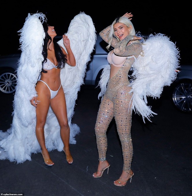 Chị em nhà Kim Kardashian hóa thân thành thiên thần nội y - ảnh 4
