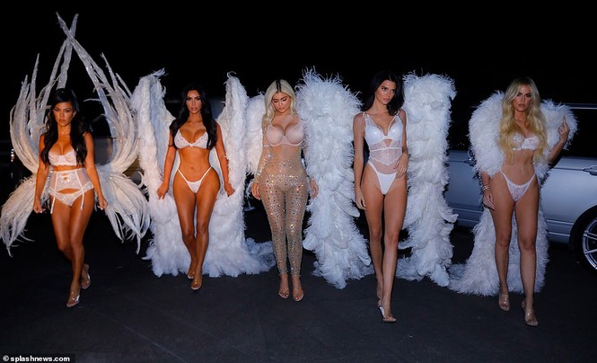 Chị em nhà Kim Kardashian hóa thân thành thiên thần nội y - ảnh 5