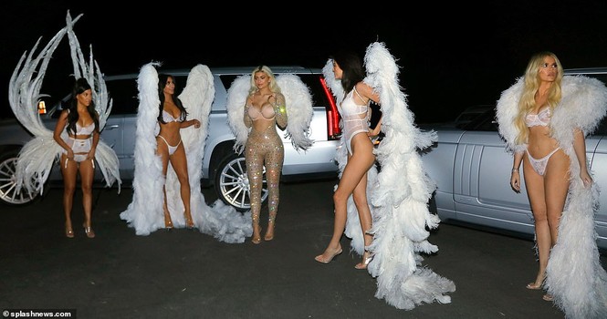 Chị em nhà Kim Kardashian hóa thân thành thiên thần nội y - ảnh 6